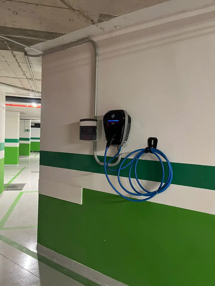 Cargador Wallbox de BMW y cuadro de protecciones instalados en un garaje comunitario