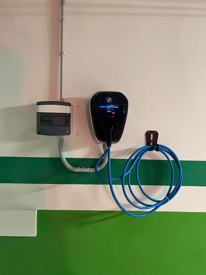 Instalación de un Wallbox de BMW con su cuadro de protecciones en la pared de un garaje