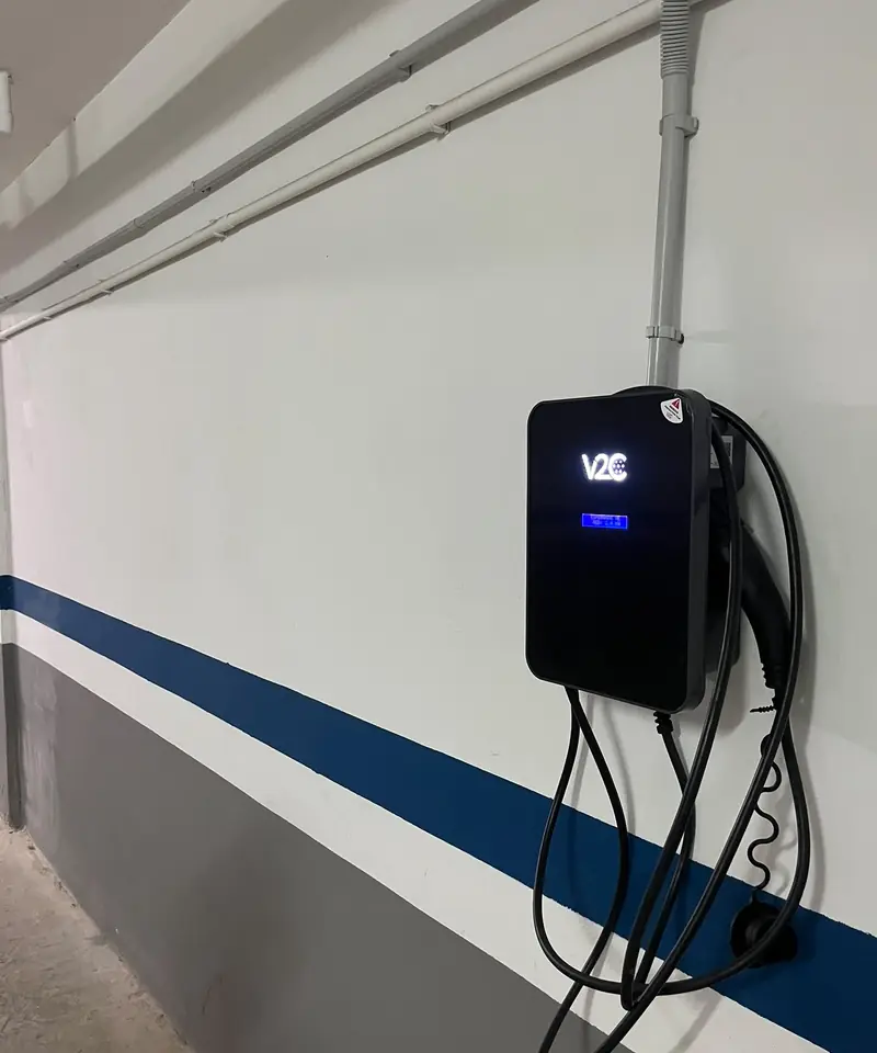 Cargador V2C Trydan instalado en la pared de un garaje por Lucas Fernandez, instalador autorizado V2C en Valencia