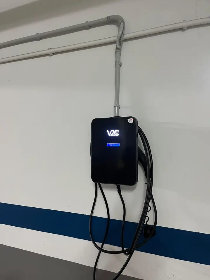 Instalación de un cargador V2C Trydan en la pared de un garaje con la línea canalizada por el techo