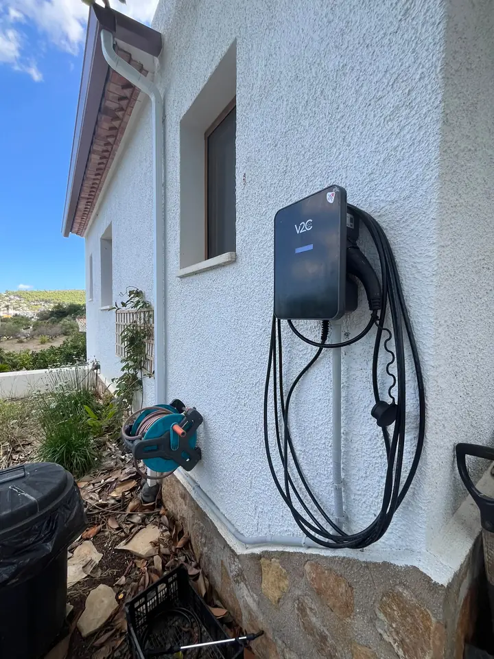 Cargador V2C Trydan instalado en la fachada exterior de una vivienda unifamiliar